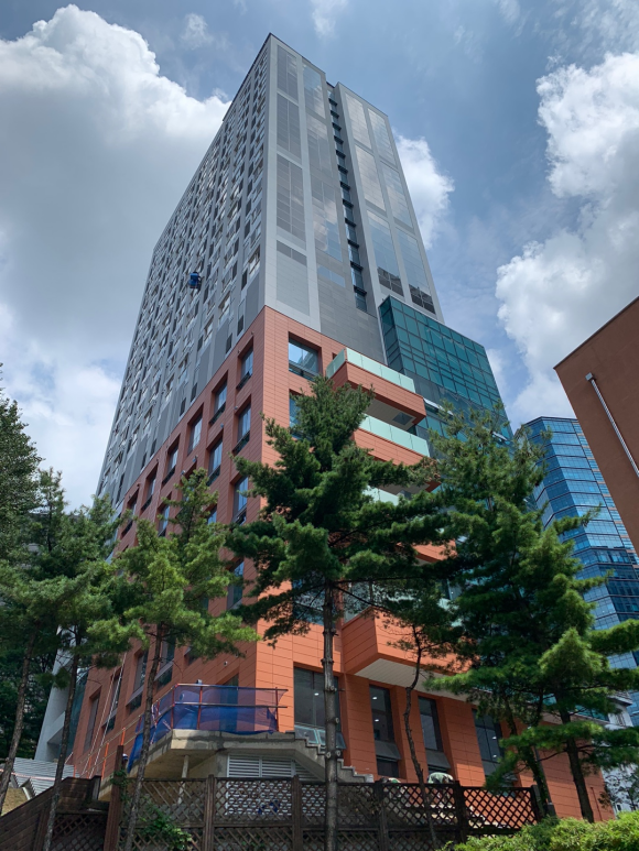 서울역과 남산 사이에 있는 이른바 남대문 쪽방촌 주민들이 쪽방촌 옆에 건립된 해가 드는 새 보금자리 공공임대주택 해든집에 입주했다. /서울시