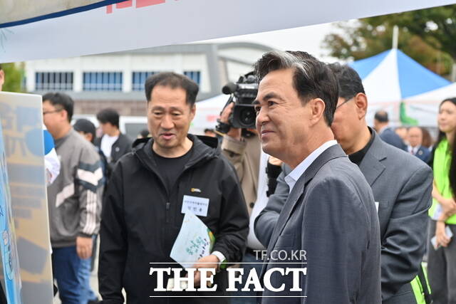 김태흠 충남도지사(오른쪽)가 14일 예산 윤봉길체육관에서 열린 제21회 충남자활한마당 자활기업 생산품 홍보 전시회장을 방문해 생산물을 둘러보고 있다. /충남도