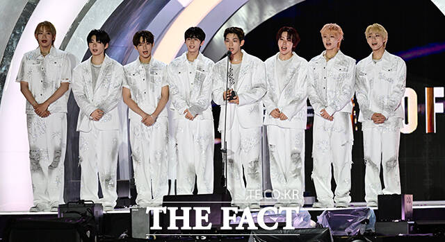 그룹 아홉이 오는 11월 4일 미니 2집 The Passage를 발매한다. 사진은 지난 9월 마카오에서 열린 2025 더팩트 뮤직 어워즈에서 핫티스트 부문을 수상하는 모습. /임영무 기자