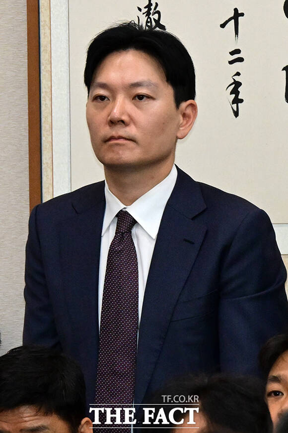 법무부 등에 대한 국정감사에서 증인으로 출석한 박상용 법무연수원 교수가 인사하고 있다.