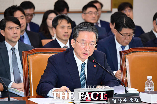 국정감사 질의 답변하는 정성호 장관.