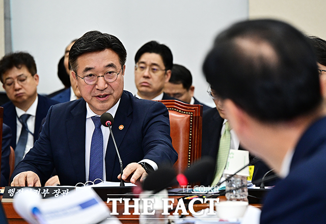 윤호중 행정안전부 장관이 14일 오후 서울 여의도 국회 행정안전위원회에서 열린 행정안전위원회 등에 대한 국정감사에 참석해 질의에 답변을 하고 있다. /배정한 기자