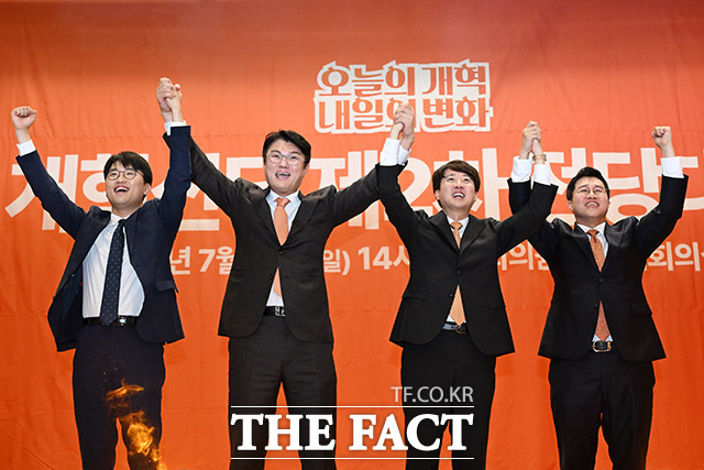 김정철 개혁신당 최고위원이 국회 법제사법위원회 소속 서영교·김용민 더불어민주당 의원이 김건희 특검팀(특별검사 민중기)에 수사 압력을 행사했다는 의혹을 제기했다. 사진은 지난 7월 열린 개혁신당 제2차 전당대회에서 기념촬영을 하고 있는 주이삭, 김정철 신임 최고위원과 이준석 당대표, 김성열(왼쪽부터) 수석 최고위원. /남용희 기자