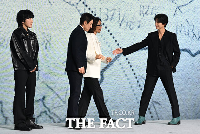 설경구 손에 이끌려 다시 중심.