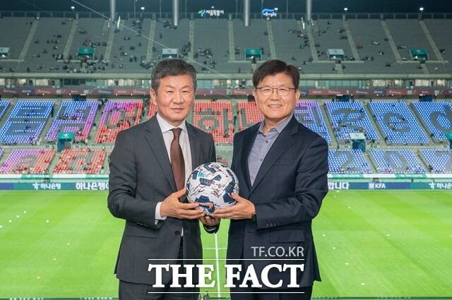 한국영 서울시설공단 이사장(오른쪽)이 14일 서울월드컵경기장에서 진행된 대한민국 대 파라과이의 국가대표 축구경기에 앞서 정몽규 대한축구협회 회장(왼쪽)으로부터 감사패를 전달받은 후 기념촬영을 하고 있다./서울시