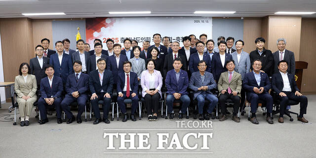 13일 충남도의회 회의실에서 열린 예산정책협의회에 충남도, 도의회 관계자 60여 명이 예산 편성 방안 논의에 앞서 기념 촬영을 하고 있다. /충남도