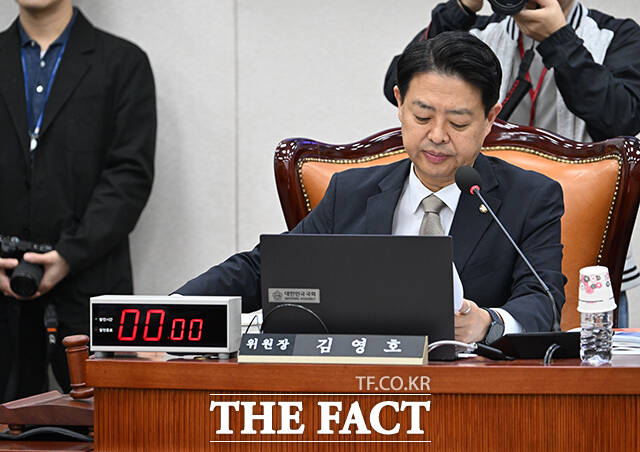 김영호 국회 교육위원회 위원장이 14일 오전 서울 여의도 국회에서 열린 교육위원회의 교육부 등에 대한 국정감사에 참석해 의사봉을 두드리고 있다. /국회=박헌우 기자