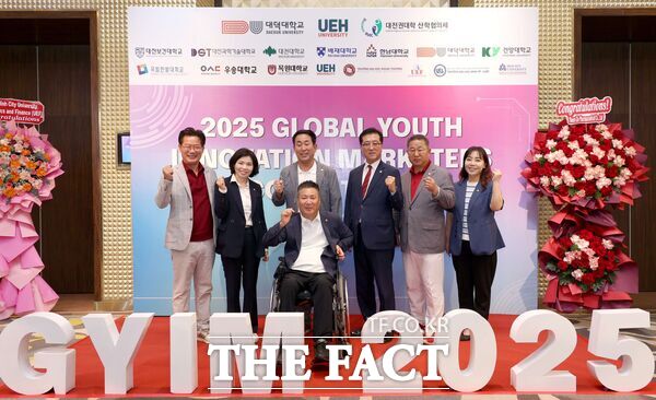 대전시의회가 10월 13일부터 18일까지 베트남 호치민시에서 진행되는 글로벌 청년 이노베이션 마케터스 경진대회 개막식에 참석했다. 이번 방문에는 조원휘 의장, 황경아 부의장, 이한영 운영위원장, 이효성 복지환경위원장, 이금선 교육위원장, 이재경 대전충남행정통합특별위원회 위원장, 김민숙 교육위원회 부위원장 등 7명이 참석했다. /대전시의회