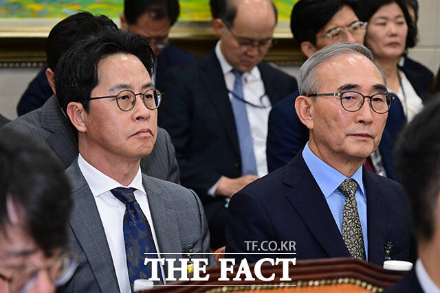 개인정보 유출 사태와 관련해 조좌진 롯데카드 대표이사(왼쪽)와 김영섭 KT 대표이사가 출석해 질의를 기다리고 있다.