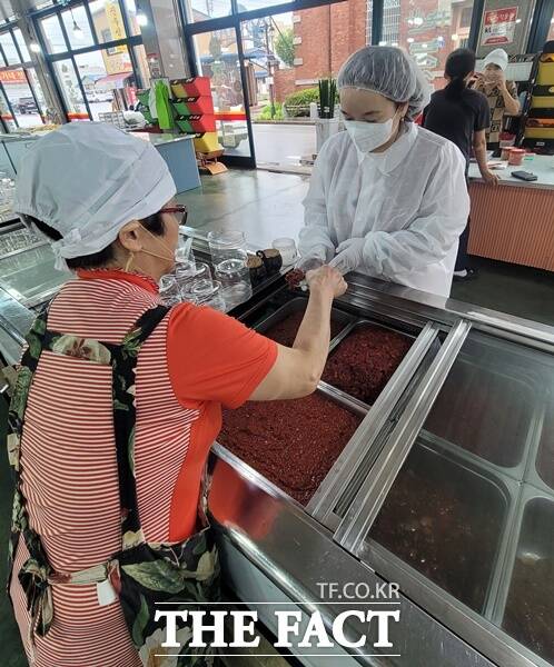 논산시가 지난달 9일 강경 젓갈 판매업소 15곳을 무작위로 선정해 새우젓과 낙지젓 등 주요 제품을 수거해 충남도 보건환경연구원에 검사를 의뢰했다. /논산시