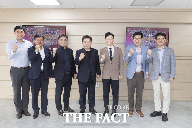 중국 중산그룹 왕진청 부총재가 광양경자청을 방문해 기념사진을 찍고 있다./광양경자청