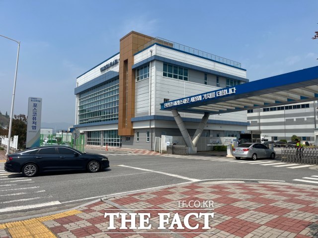 포스코퓨처엠이 6710억원 규모의 이천전지용 천연흑연 음극재를 글로벌 자동차사에 공급하는 계약을 체결했다고 14일 공시했다. 포스코퓨처엠 광양공장 정문. /최의종 기자