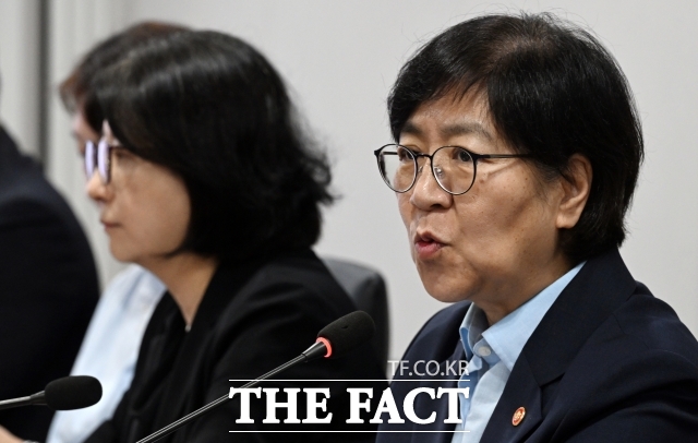 14일 국정감사에서 국민 보건과 의료 체계를 담당하는 보건보지부가 지역의료 붕괴와 응급실 뺑뺑이 등에 대한 대응이 미흡하다는 지적이 제기됐다. 사진은 지난 9월 17일 정은경 보건복지부 장관이 서울 중구 세종대로 아동권리보장원에서 열린 제1차 입양정책위원회 회의를 주재하는 모습. /임영무 기자