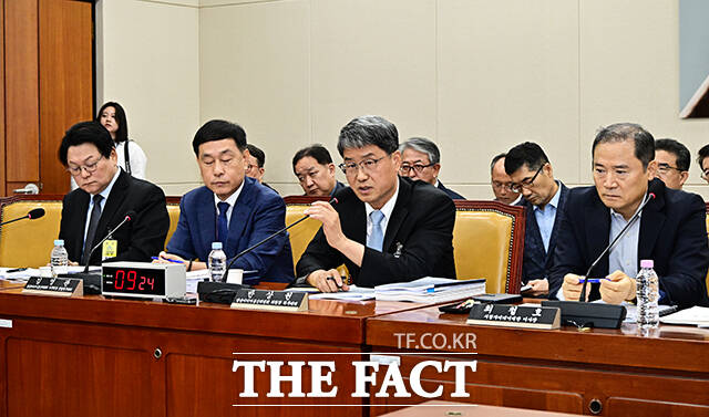 질의에 답변하는 반상권 방송미디어통신위원회 위원장 직무대리(왼쪽 세번째).