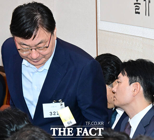 이화영 전 경기도 평화부지사가 질의 답변을 마친 후 자리로 돌아가고 있다. 오른쪽은 박상용 법무연수원 교수.