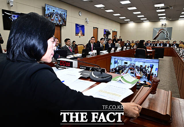 정회 선포하는 최민희 과방위원장.