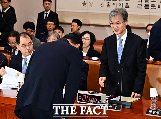 장동혁 국민의힘 대표(왼쪽)가 13일 오전 서울 여의도 국회 법제사법위원회에서 열린 대법원에 대한 국정감사에 참석해 조희대 대법원장에게 인사를 하고 있다./배정한 기자