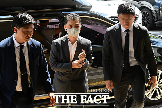 김범수 카카오 창업자가 지난 8월 29일 오후 서울 양천구 서울남부지방법원에 열린 1심 결심공판에 출석하고 있다. /남윤호 기자