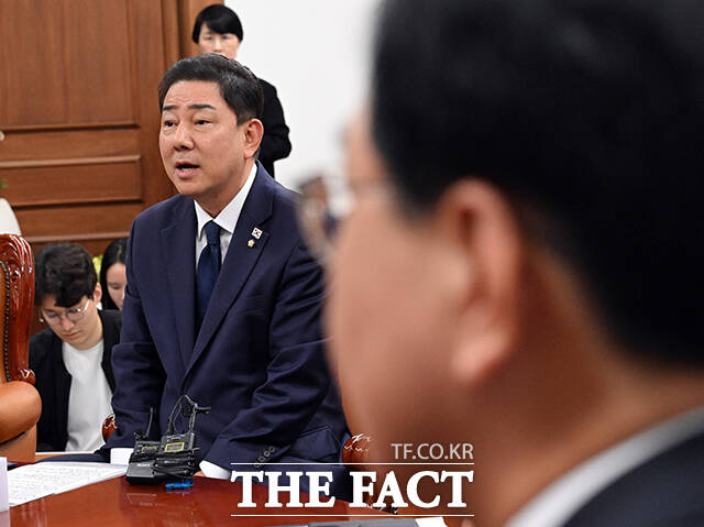 김병기 더불어민주당 원내대표(사진)가 14일 여야 원내지도부가 전날 민생법안 70여 건 처리를 위해 오는 26일 본회의 개최에 합의한 것을 두고 이제라도 여야 합의가 이뤄져서 다행이라고 말했다./배정한 기자