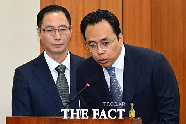 국정감사에 나란히 선 쿠팡 이츠와 배달의 민족 김명규 쿠팡이츠 대표(왼쪽), 김범석 우아한형제들 대표가 의원 질의에 답변하고 있다.