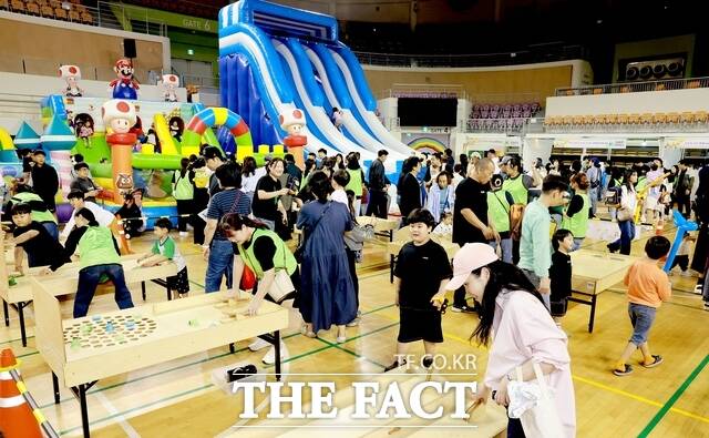 13일 보령종합체육관에서 열린 어린이집 한마음 큰잔치에 지역 어린이집 원아, 학부모, 교직원 등이 참여해 행사를 즐기고 있다. /보령시