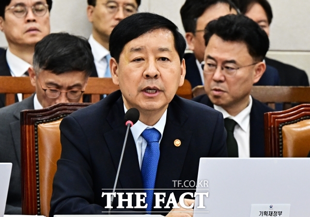 구윤철 경제부총리 겸 기획재정부 장관이 지난 13일 오후 서울 여의도 국회 기획재정위원회에서 열린 국정감사에서 스테이블코인 제도화 논의에 속도를 내 추진할 수 있는 방안을 정부 내부에서 검토하겠다고 밝혔다. /국회=배정한 기자