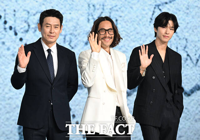 배우 설경구와 류승범, 홍경(왼쪽부터)이 14일 서울 종로구 JW 메리어트 동대문 스퀘어에서 열린 넷플릭스 영화 굿뉴스 제작보고회에 참석해 포즈를 취하고 있다. /이새롬 기자