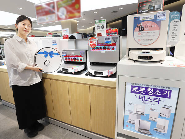 롯데하이마트가 가을 이사철을 맞아 오는 10월 말까지 전국 310여개 매장과 온라인쇼핑몰에서 로봇청소기 페스타를 진행한다. /롯데하이마트