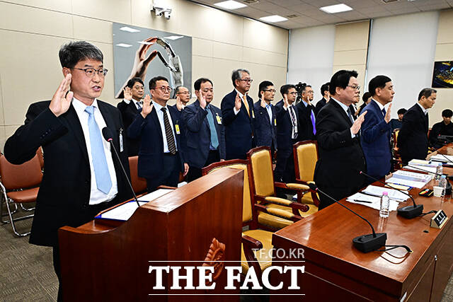 반상권 방송미디어통신위원회 위원장 직무대리(왼쪽)가 14일 오전 서울 여의도 국회 과학기술정보방송통신위원회에서 열린 방송미디어통신위원회 등에 대한 국정감사에 참석해 증인선서를 하고 있다. /국회=배정한 기자