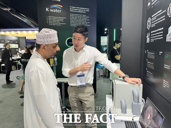 한국수자원공사가 아랍에미리트 두바이에서 12일부터 15일까지 진행되는 중동 최대 스타트업 전시회 ‘Expand North Star by GITEX GLOBAL 2025’에 참가해 국내 기후대응 관련 혁신 기술을 보유한 창업기업들과 함께 부스를 운영하고 있다. 국내 참가 기업 직원이 현지에서 제품을 설명하고 있다. /한국수자원공사