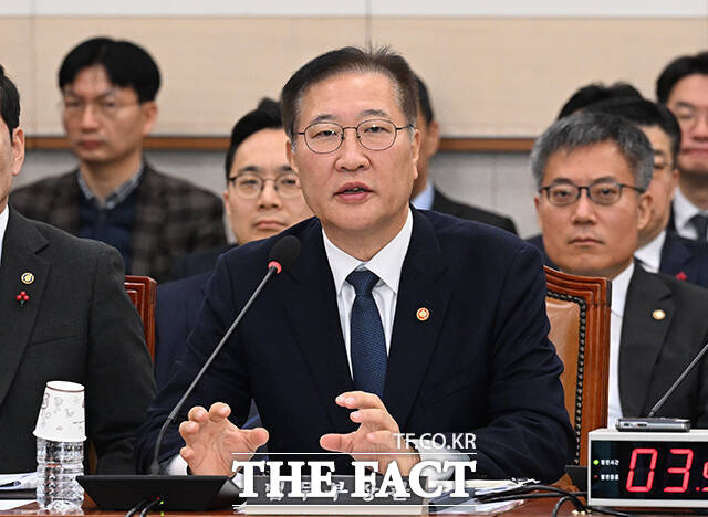 박성재 법무부 장관이 11일 오전 서울 여의도 국회에서 열린 법제사법위원회 전체회의에 참석해 질의에 답변하고 있다. /국회=박헌우 기자