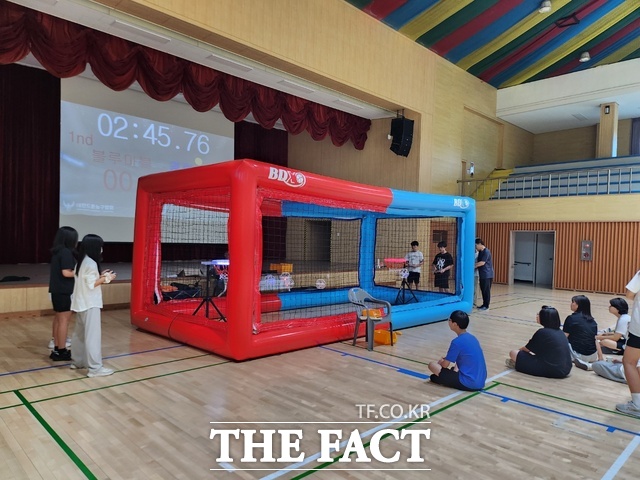 금산군 드론 체험 프로그램에 참여한 학생들이 드론 농구 체험을 즐기고 있다. /금산군