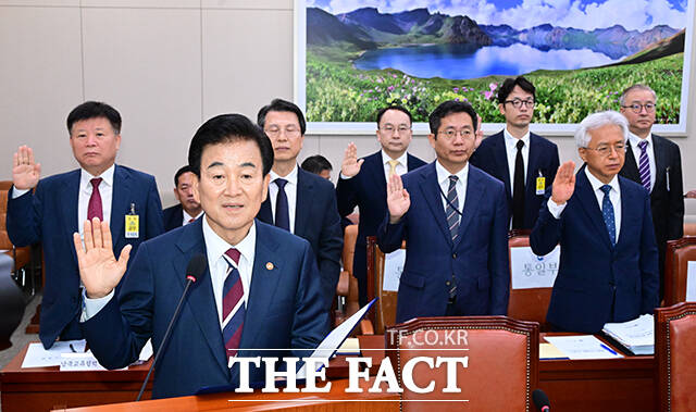 정동영 통일부 장관(왼쪽 두 번째)이 14일 오전 서울 여의도 국회 외교통일위원회에서 열린 통일부 등에 대한 국정감사에 출석해 증인선서를 하고 있다. /국회=남윤호 기자