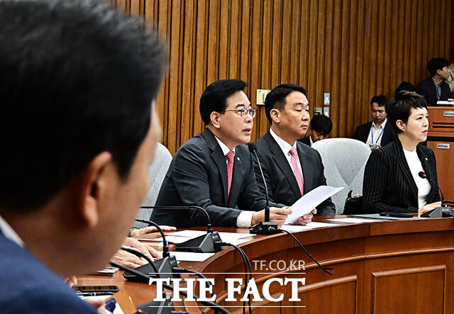 송언석 국민의힘 원내대표가 14일 오전 서울 여의도 국회에서 열린 국정감사 대책회의에서 전날 법제사법위원회에서 진행된 여당 의원들의 조희대 대법원장 기습 질의를 강력 규탄했다. /국회=배정한 기자