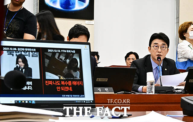 노종면 더불어민주당 의원이 14일 오전 서울 여의도 국회 과학기술정보방송통신위원회에서 열린 방송미디어통신위원회 등에 대한 국정감사에 참석해 김건희 씨에 대한 녹취 공개를 하고 있다. /국회=배정한 기자