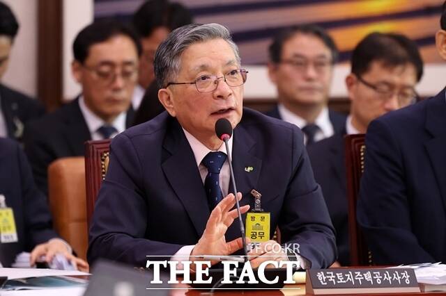 이한준 LH 사장이 14일 서울 여의도 국회에서 열린 국토교통위원회의 한국토지주택공사(LH) 등에 대한 국정감사에서 의원 질의에 답변하고 있다. /뉴시스