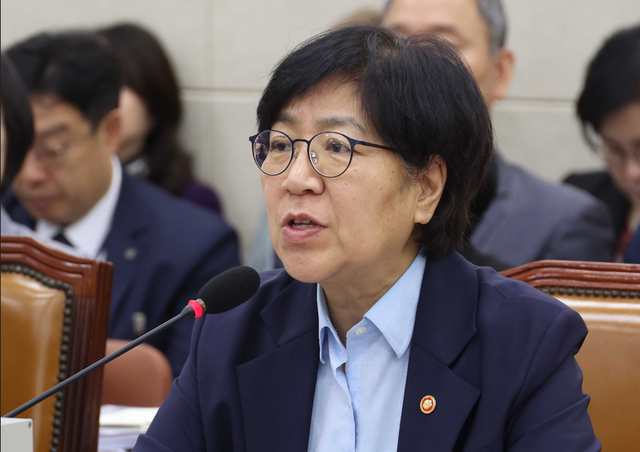 14일 보건복지부 대상 국정감사에서 의원들은 국민들이 응급실 뺑뺑이로 길거리에서 사망하고 지역 주민들은 수도권 병원으로 몰리고 있는 상황을 질타했다. 사진은 이날 정은경 보건복지부 장관이 서울 여의도 국회 보건복지위원회에서 열린 국정감사에서 의원 질의에 답변하는 모습. /뉴시스