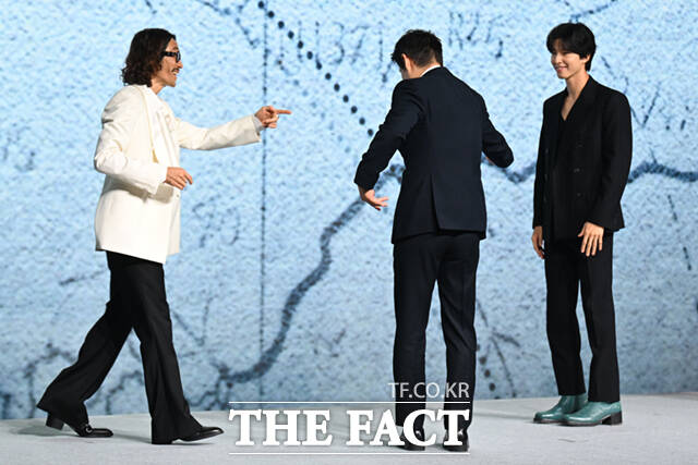 서로 가운데를 양보하는 류승범과 설경구.