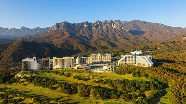 대명소노그룹 소노인터내셔널이 소노호텔앤리조트의 가을 명소에서 다양한 혜택을 제공하는 프레임 유어 어텀 패키지를 출시했다. /소노인터내셔널