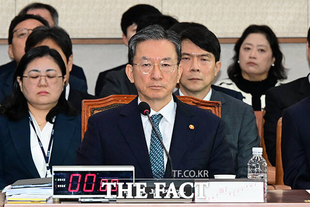 감사 실시 기다리는 정성호 법무부 장관(가운데).