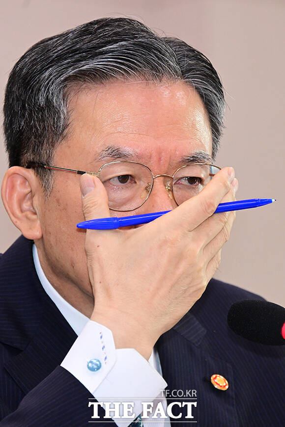 정성호 법무부 장관이 14일 오전 서울 여의도 국회 법제사법위원회에서 열린 법무부 등에 대한 국정감사에 출석해 안경을 고쳐쓰고 있다. /국회=남윤호 기자