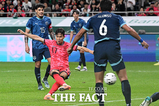 대한민국과 파라과이의 평가전이 14일 오후 서울 마포구 서울월드컵경기장에서 열린 가운데 엄지성이 슈팅을 시도하고 있다./서울월드컵경기장=남용희 기자