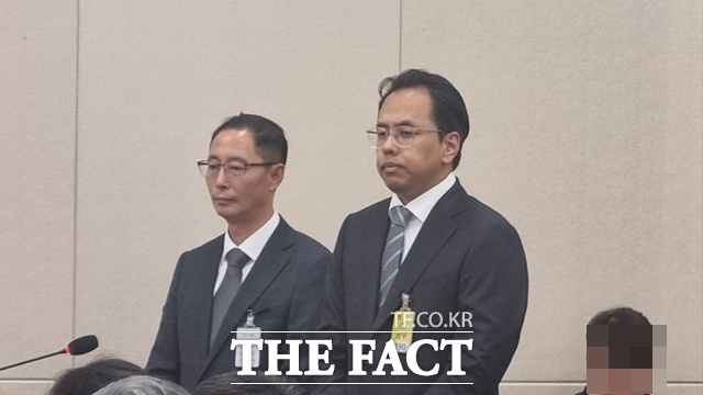 김범석 우아한형제들 대표(오른쪽)이 일방적인 배차 수락 시간 단축에 대해 알고 있다고만 답했다. /국회=문화영 기자