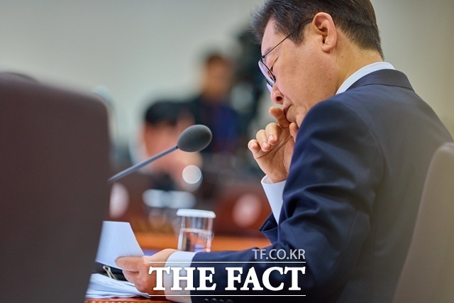 이재명 대통령이 9월 30일 오전 용산 대통령실에서 주재한 제44회 국무회의에서 자료를 살펴보고 있다. /대통령실