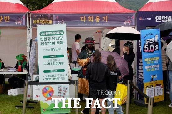 경기도주식회사 관계자들이 지난 8일부터 12일까지 열린 안성시 바우덕이 축제에서 관람객들에게 다회용기를 전달하고 있다. /경기도주식회사