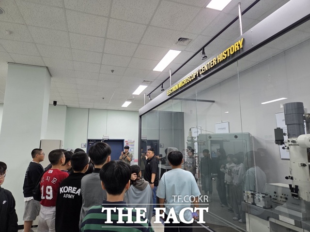 14일 대전신흥초 학생들을 대상으로 엑스사이언스 초청 과학교실을 진행하고 있다. /대전시교육청