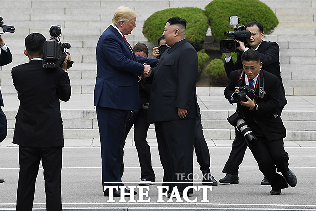 2019년 6월 30일 도널드 트럼프 미국 대통령이 판문점 공동경비구역(JSA) 군사분계선을 넘어 북측에서 김정은 북한 국무위원장과 악수하고 있다. /뉴시스