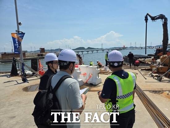 경기도의 ‘부실·불법행위 근절을 위한 건설공사 현장점검’에 나선 점검반 관계자들이 도와 산하 공공기관이 발주한 한 건설공사 현장을 찾아 점검을 진행하고 있다. /경기도