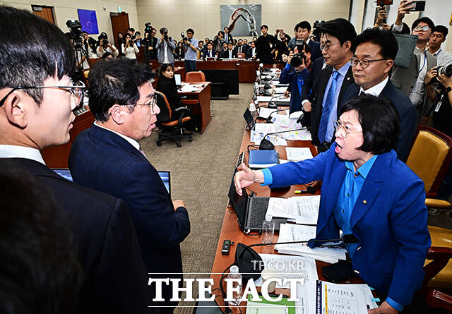 국민의힘 의원들에게 강하게 항의하는 김현 더불어민주당 의원(오른쪽).
