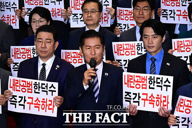 정청래 더불어민주당 대표가 14일 오전 서울 여의도 국회에서 열린 한덕수 등 국무위원 내란공모 규탄 기자회견에 참석해 발언하고 있다./국회=남윤호 기자